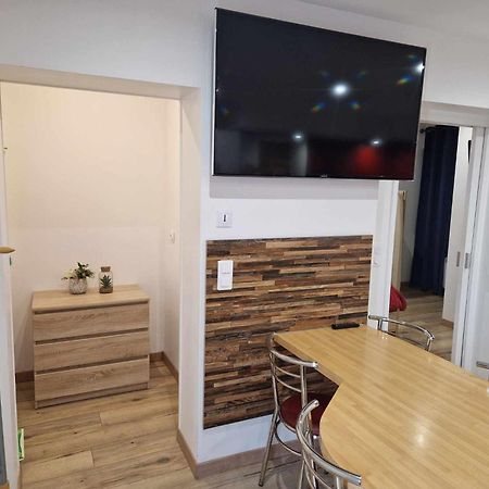 02 - Tres Joli 2 Pieces Avec 3 Lits Pouvant Accueillir Jusqu'A 5 Personnes, Situe Au Rdc Avec Entree Independante, Une Place De Parking Reservee Devant L'Entree Et Terrasse Sur L'Arriere Donnant Sur Parc Arbore, Tout Le Linge De Maison Est Fourni Razac-sur-l'Isle Exterior photo