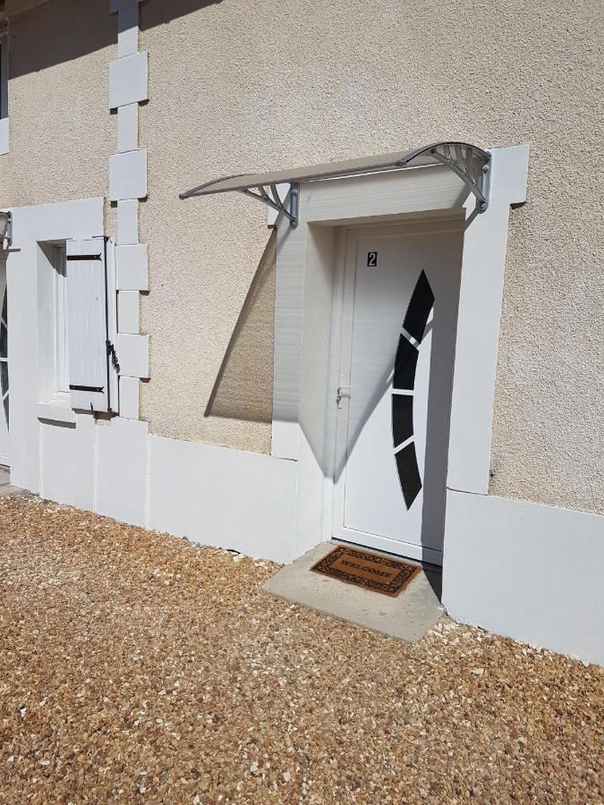 02 - Tres Joli 2 Pieces Avec 3 Lits Pouvant Accueillir Jusqu'A 5 Personnes, Situe Au Rdc Avec Entree Independante, Une Place De Parking Reservee Devant L'Entree Et Terrasse Sur L'Arriere Donnant Sur Parc Arbore, Tout Le Linge De Maison Est Fourni Razac-sur-l'Isle Exterior photo