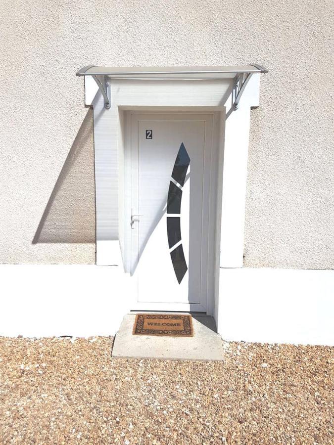 02 - Tres Joli 2 Pieces Avec 3 Lits Pouvant Accueillir Jusqu'A 5 Personnes, Situe Au Rdc Avec Entree Independante, Une Place De Parking Reservee Devant L'Entree Et Terrasse Sur L'Arriere Donnant Sur Parc Arbore, Tout Le Linge De Maison Est Fourni Razac-sur-l'Isle Exterior photo