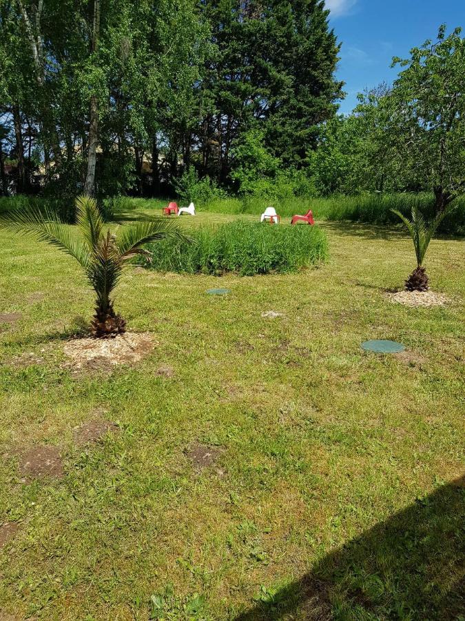 02 - Tres Joli 2 Pieces Avec 3 Lits Pouvant Accueillir Jusqu'A 5 Personnes, Situe Au Rdc Avec Entree Independante, Une Place De Parking Reservee Devant L'Entree Et Terrasse Sur L'Arriere Donnant Sur Parc Arbore, Tout Le Linge De Maison Est Fourni Razac-sur-l'Isle Exterior photo
