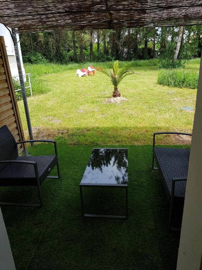 02 - Tres Joli 2 Pieces Avec 3 Lits Pouvant Accueillir Jusqu'A 5 Personnes, Situe Au Rdc Avec Entree Independante, Une Place De Parking Reservee Devant L'Entree Et Terrasse Sur L'Arriere Donnant Sur Parc Arbore, Tout Le Linge De Maison Est Fourni Razac-sur-l'Isle Exterior photo