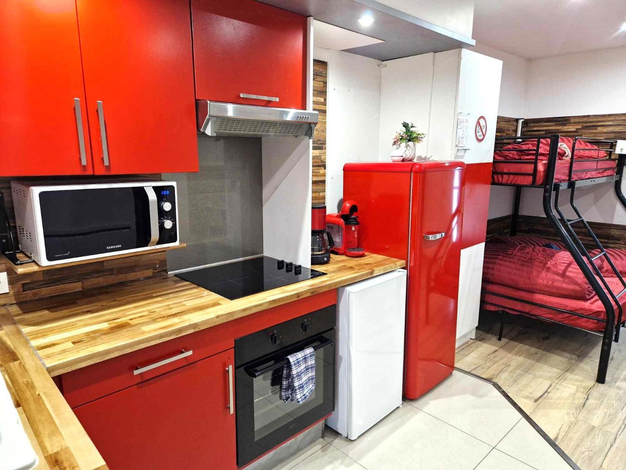02 - Tres Joli 2 Pieces Avec 3 Lits Pouvant Accueillir Jusqu'A 5 Personnes, Situe Au Rdc Avec Entree Independante, Une Place De Parking Reservee Devant L'Entree Et Terrasse Sur L'Arriere Donnant Sur Parc Arbore, Tout Le Linge De Maison Est Fourni Razac-sur-l'Isle Exterior photo