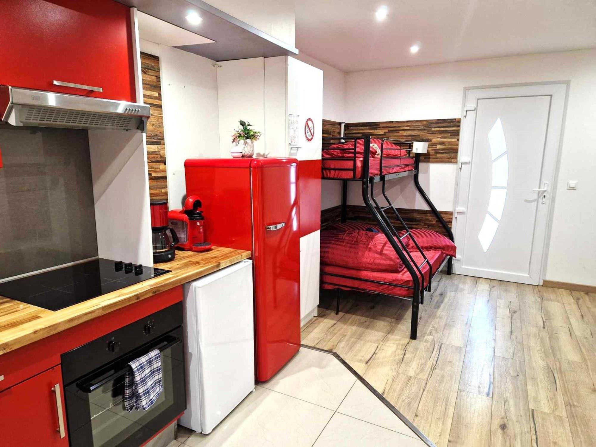 02 - Tres Joli 2 Pieces Avec 3 Lits Pouvant Accueillir Jusqu'A 5 Personnes, Situe Au Rdc Avec Entree Independante, Une Place De Parking Reservee Devant L'Entree Et Terrasse Sur L'Arriere Donnant Sur Parc Arbore, Tout Le Linge De Maison Est Fourni Razac-sur-l'Isle Exterior photo