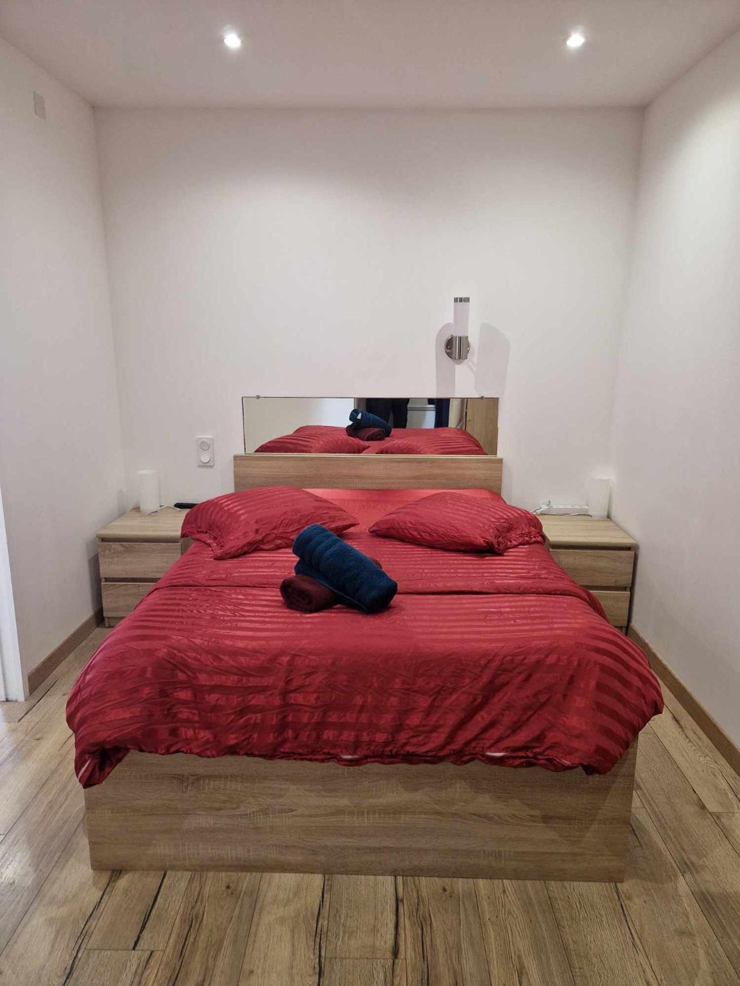 02 - Tres Joli 2 Pieces Avec 3 Lits Pouvant Accueillir Jusqu'A 5 Personnes, Situe Au Rdc Avec Entree Independante, Une Place De Parking Reservee Devant L'Entree Et Terrasse Sur L'Arriere Donnant Sur Parc Arbore, Tout Le Linge De Maison Est Fourni Razac-sur-l'Isle Exterior photo
