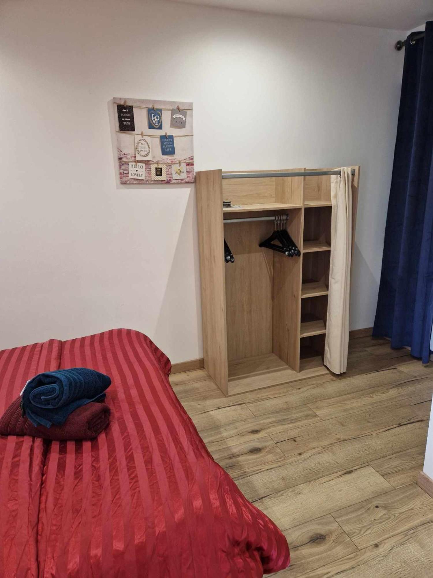 02 - Tres Joli 2 Pieces Avec 3 Lits Pouvant Accueillir Jusqu'A 5 Personnes, Situe Au Rdc Avec Entree Independante, Une Place De Parking Reservee Devant L'Entree Et Terrasse Sur L'Arriere Donnant Sur Parc Arbore, Tout Le Linge De Maison Est Fourni Razac-sur-l'Isle Exterior photo