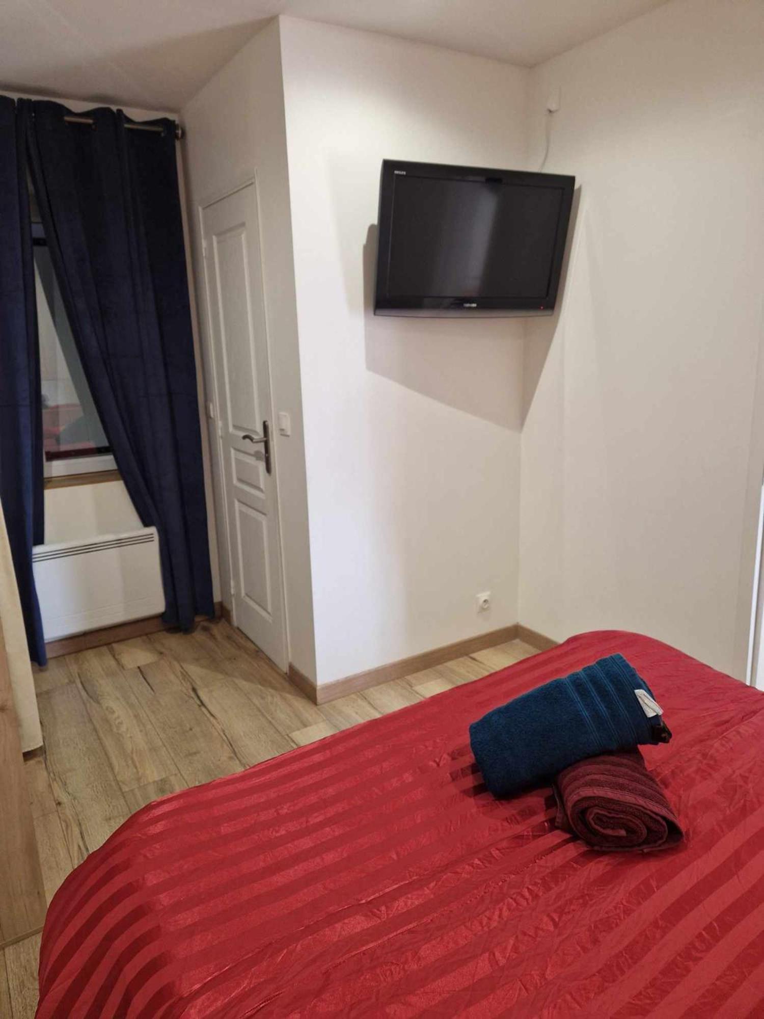 02 - Tres Joli 2 Pieces Avec 3 Lits Pouvant Accueillir Jusqu'A 5 Personnes, Situe Au Rdc Avec Entree Independante, Une Place De Parking Reservee Devant L'Entree Et Terrasse Sur L'Arriere Donnant Sur Parc Arbore, Tout Le Linge De Maison Est Fourni Razac-sur-l'Isle Exterior photo