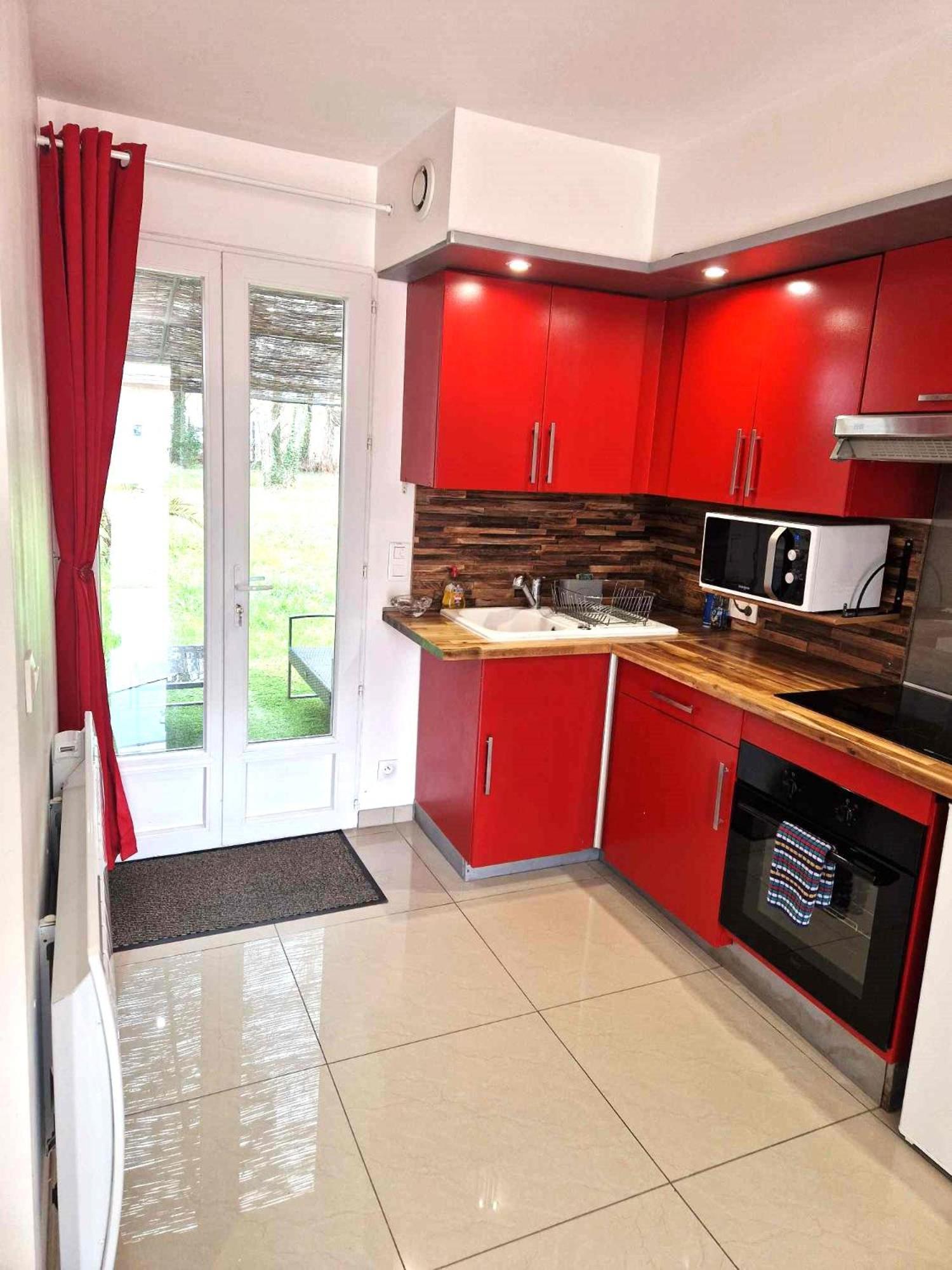 02 - Tres Joli 2 Pieces Avec 3 Lits Pouvant Accueillir Jusqu'A 5 Personnes, Situe Au Rdc Avec Entree Independante, Une Place De Parking Reservee Devant L'Entree Et Terrasse Sur L'Arriere Donnant Sur Parc Arbore, Tout Le Linge De Maison Est Fourni Razac-sur-l'Isle Exterior photo