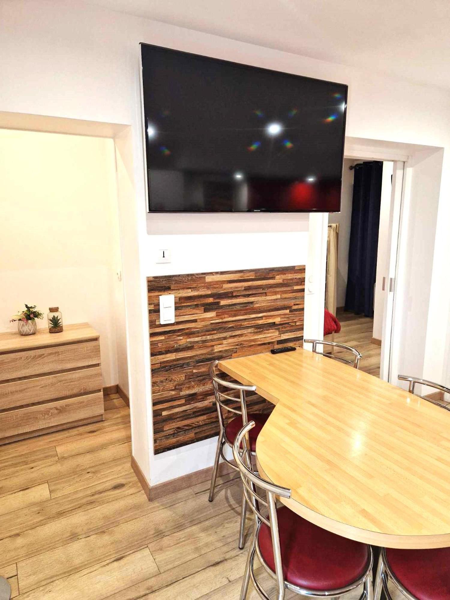 02 - Tres Joli 2 Pieces Avec 3 Lits Pouvant Accueillir Jusqu'A 5 Personnes, Situe Au Rdc Avec Entree Independante, Une Place De Parking Reservee Devant L'Entree Et Terrasse Sur L'Arriere Donnant Sur Parc Arbore, Tout Le Linge De Maison Est Fourni Razac-sur-l'Isle Exterior photo