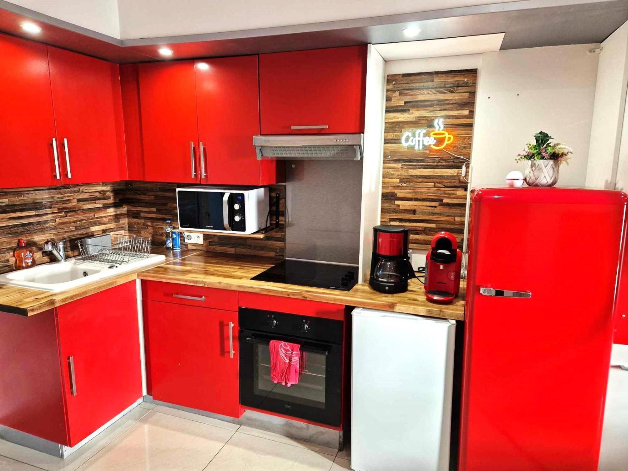 02 - Tres Joli 2 Pieces Avec 3 Lits Pouvant Accueillir Jusqu'A 5 Personnes, Situe Au Rdc Avec Entree Independante, Une Place De Parking Reservee Devant L'Entree Et Terrasse Sur L'Arriere Donnant Sur Parc Arbore, Tout Le Linge De Maison Est Fourni Razac-sur-l'Isle Exterior photo