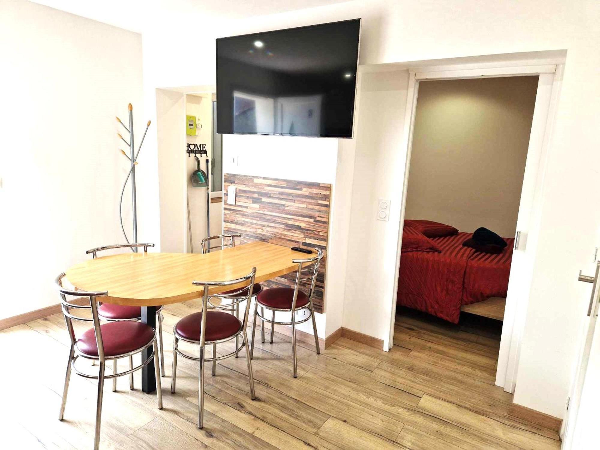 02 - Tres Joli 2 Pieces Avec 3 Lits Pouvant Accueillir Jusqu'A 5 Personnes, Situe Au Rdc Avec Entree Independante, Une Place De Parking Reservee Devant L'Entree Et Terrasse Sur L'Arriere Donnant Sur Parc Arbore, Tout Le Linge De Maison Est Fourni Razac-sur-l'Isle Exterior photo