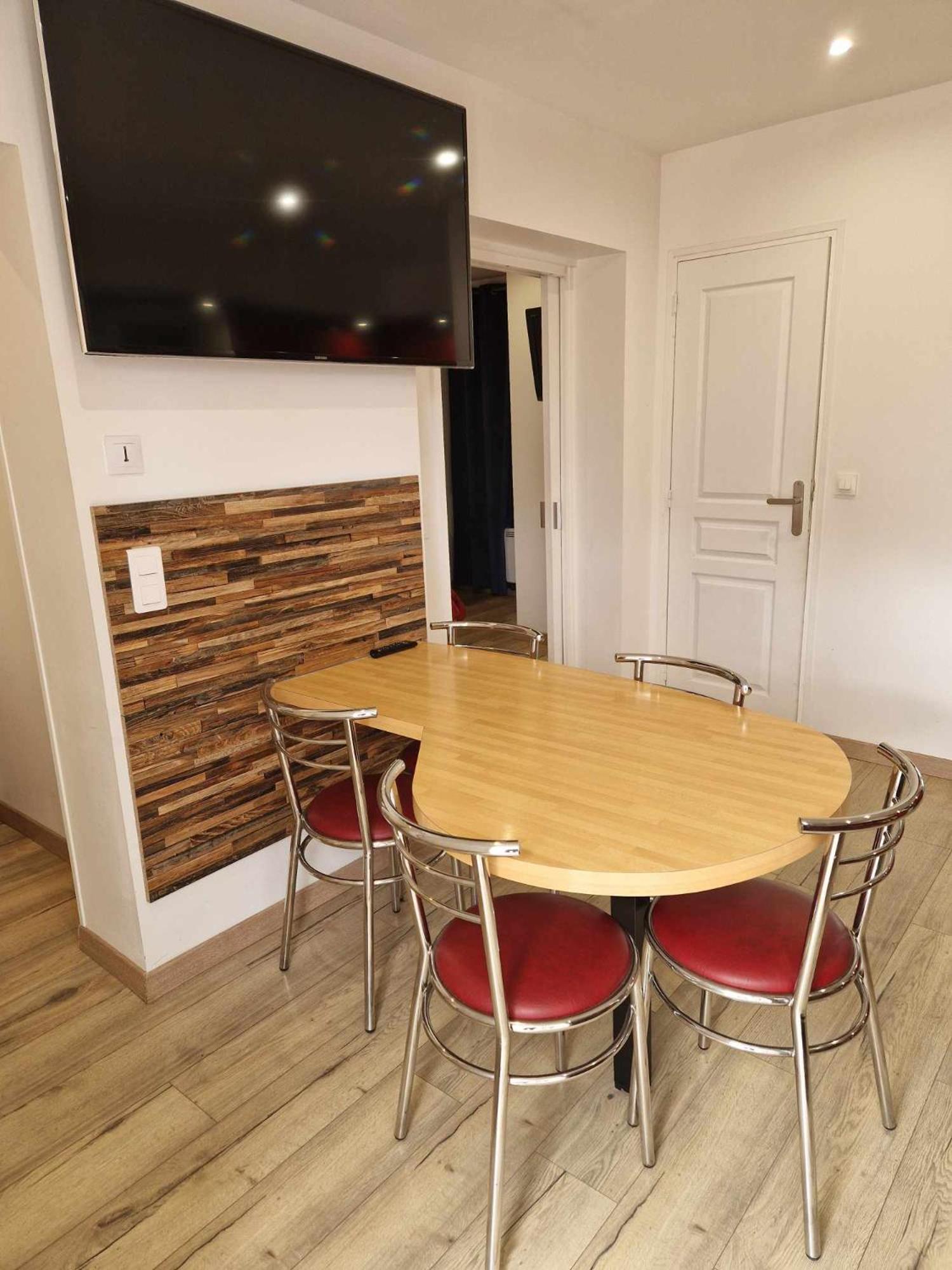 02 - Tres Joli 2 Pieces Avec 3 Lits Pouvant Accueillir Jusqu'A 5 Personnes, Situe Au Rdc Avec Entree Independante, Une Place De Parking Reservee Devant L'Entree Et Terrasse Sur L'Arriere Donnant Sur Parc Arbore, Tout Le Linge De Maison Est Fourni Razac-sur-l'Isle Exterior photo