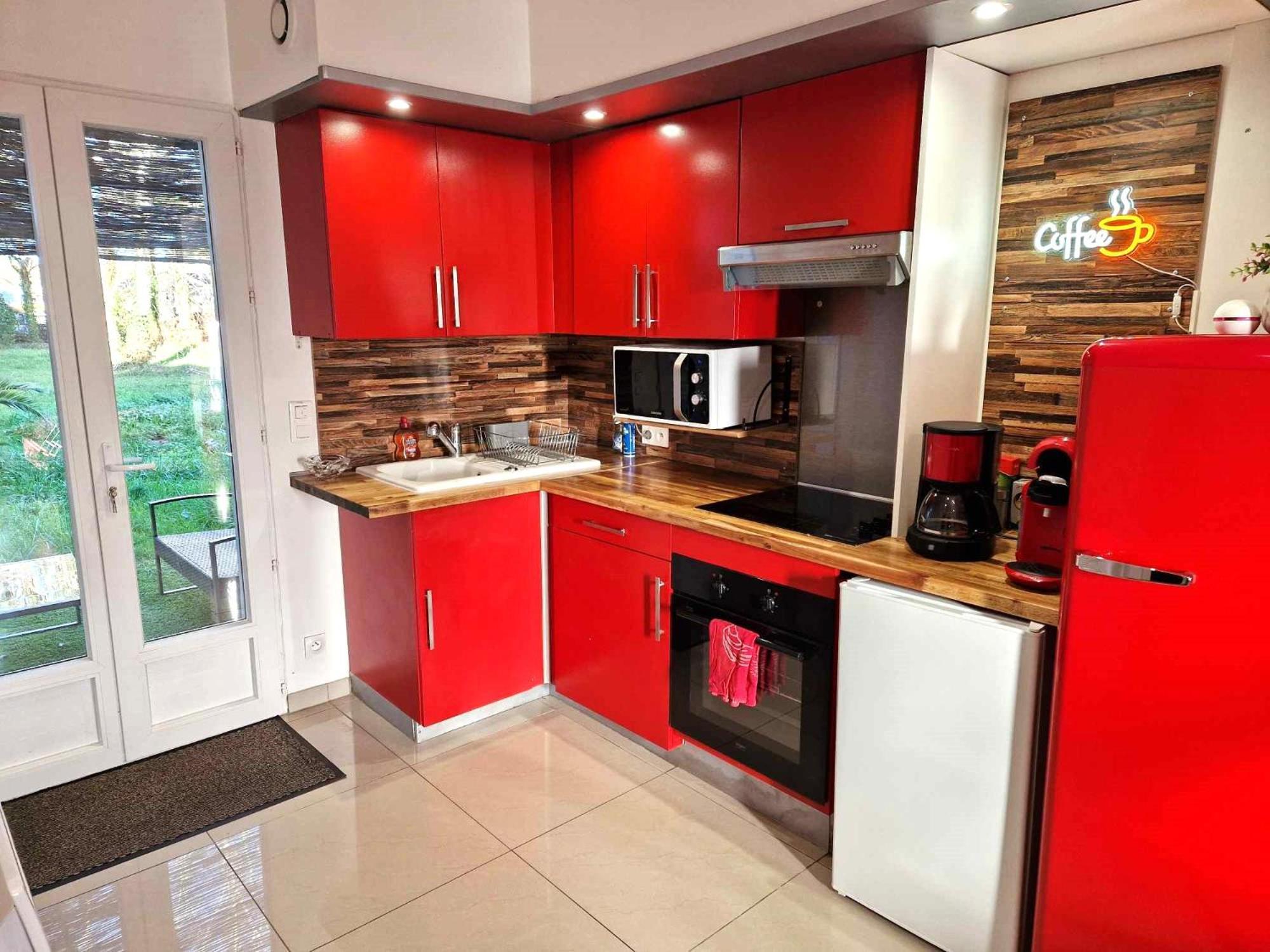 02 - Tres Joli 2 Pieces Avec 3 Lits Pouvant Accueillir Jusqu'A 5 Personnes, Situe Au Rdc Avec Entree Independante, Une Place De Parking Reservee Devant L'Entree Et Terrasse Sur L'Arriere Donnant Sur Parc Arbore, Tout Le Linge De Maison Est Fourni Razac-sur-l'Isle Exterior photo